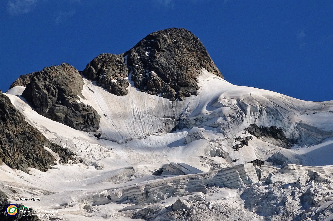 69 Ammassi glaciali stratificati e seracchi discendenti dal Piz Sella.JPG